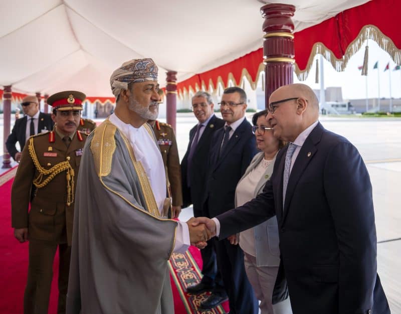 جلالة السلطان مودعاً الوفد المرافق للرئيس الجزائري