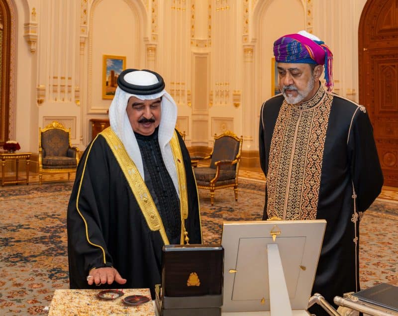 جلالةُ السُّلطان يُقيم مأدبة عشاءٍ رسميّةً تكريمًا لملك البحرين