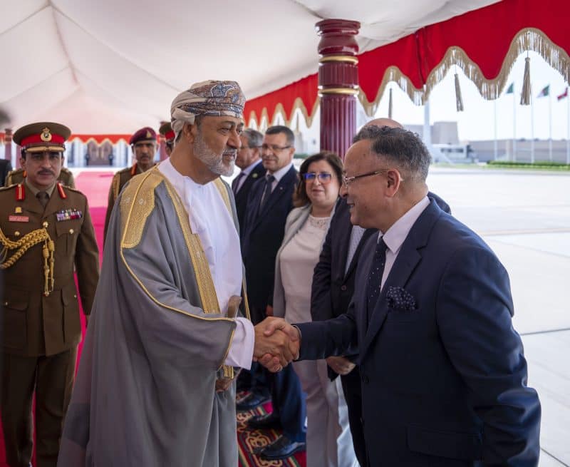 جلالة السلطان مودعاً الوفد المرافق للرئيس الجزائري