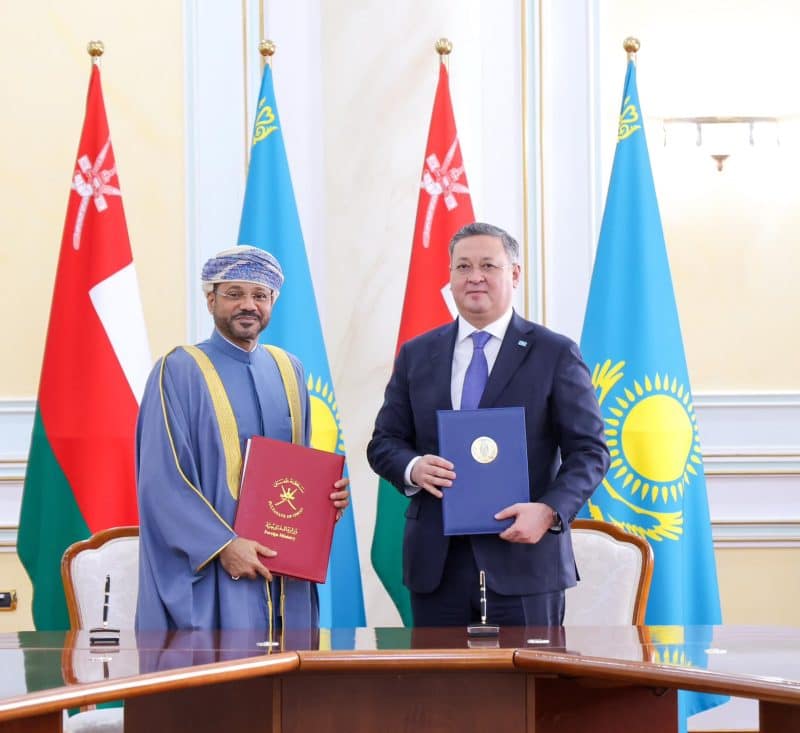 ووقع الجانبان على خارطة طريق للتعاون بين وزارتي خارجية البلدين لتعزيز التنسيق الثنائي وتطوير الشراكة.