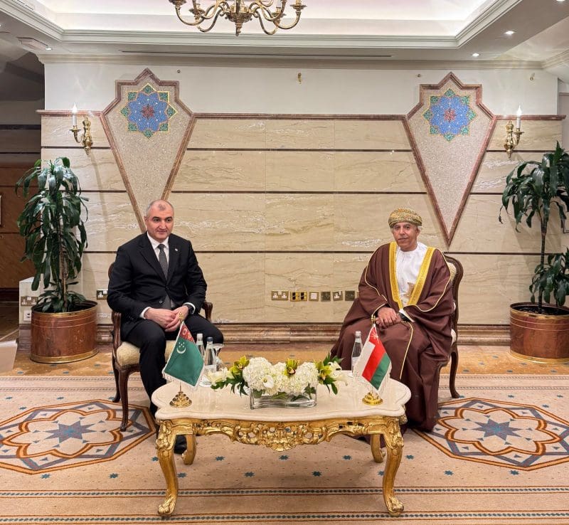 سعادة خالد بن هاشل المصلحي، وكيل وزارة الخارجية للشؤون الإدارية والمالية خلال لقائه سعادة أحمد غربانوف، نائب وزير خارجية تركمانستان