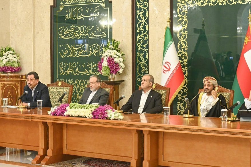 Iranian President Meets Omani, Iranian Businesspeople