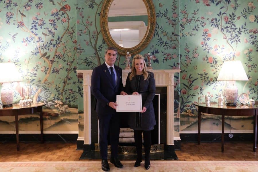 United States: Ambassador presents a copy of his credentials