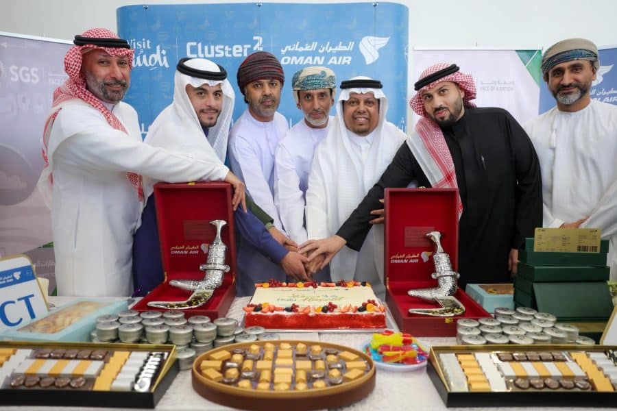 جدة: القنصل العام يستقبل أول رحلة للطيران العماني إلى الطائف