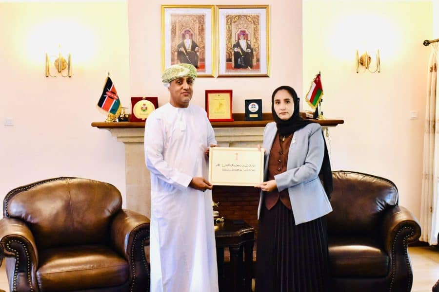 كينيا: السفيرة تسلم البراءة السلطانية للقنصل الفخري في رواندا