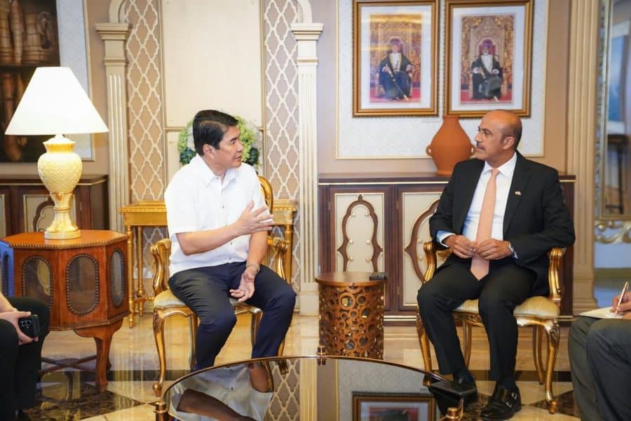 الفلبين: سفير سلطنة عمان يلتقي رئيس لجنة العلاقات الخارجية بمجلس الشيوخ