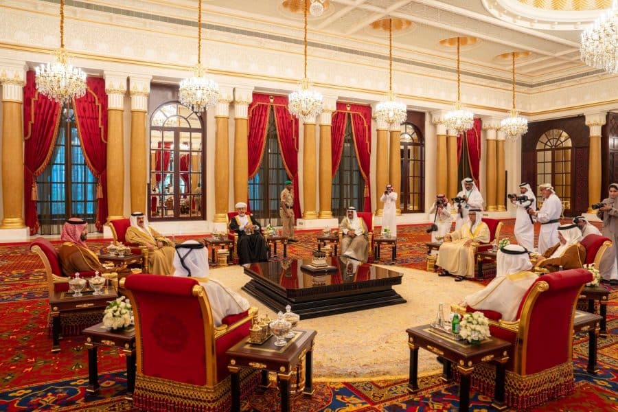 King of Bahrain hosts luncheon