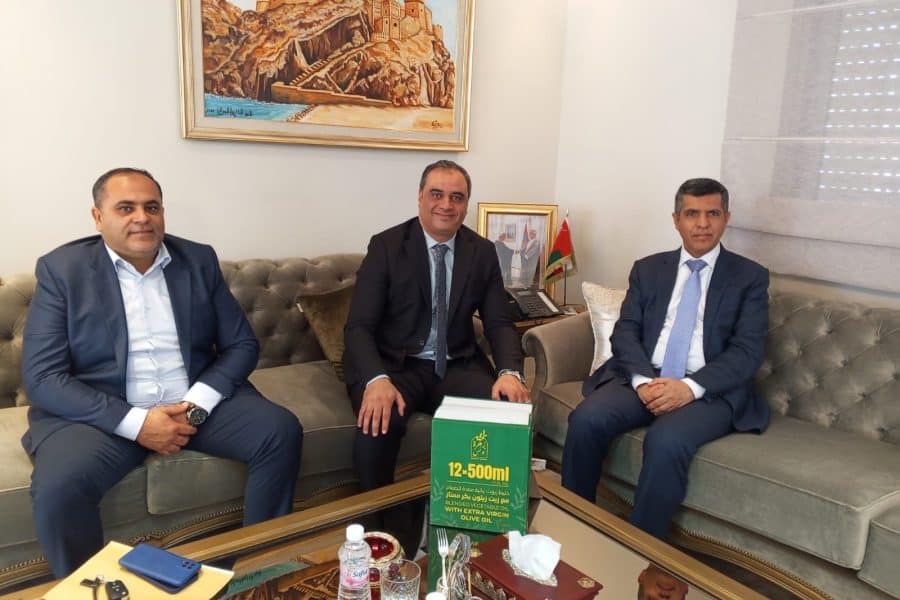 تونس: سفير سلطنة عمان يبحث فرص الاستثمار مع الشركات التونسية