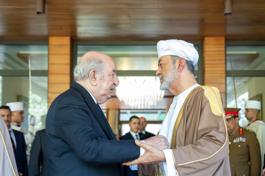 His Majesty and the Algerian President hold a meeting at His Majesty's residence