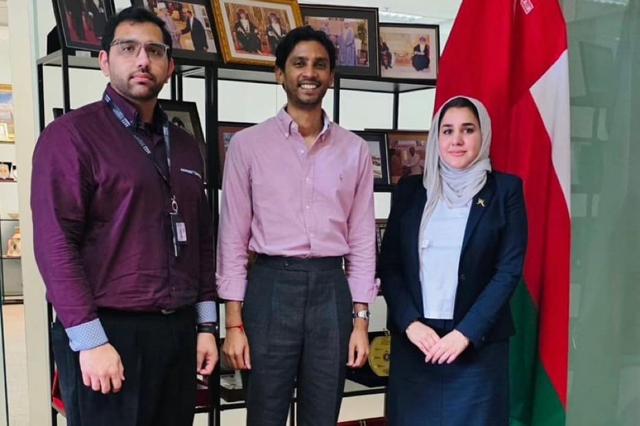 سنغافورة: القائم بالأعمال العماني يلتقي ممثل وزارة التجارة والصناعة