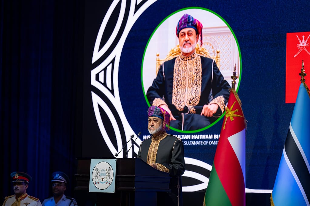 احتفاءً بزيارة جلالةِ السُّلطان.. الرّئيسُ البوتسواني يُقيم مأدبة عشاء رسميّةً