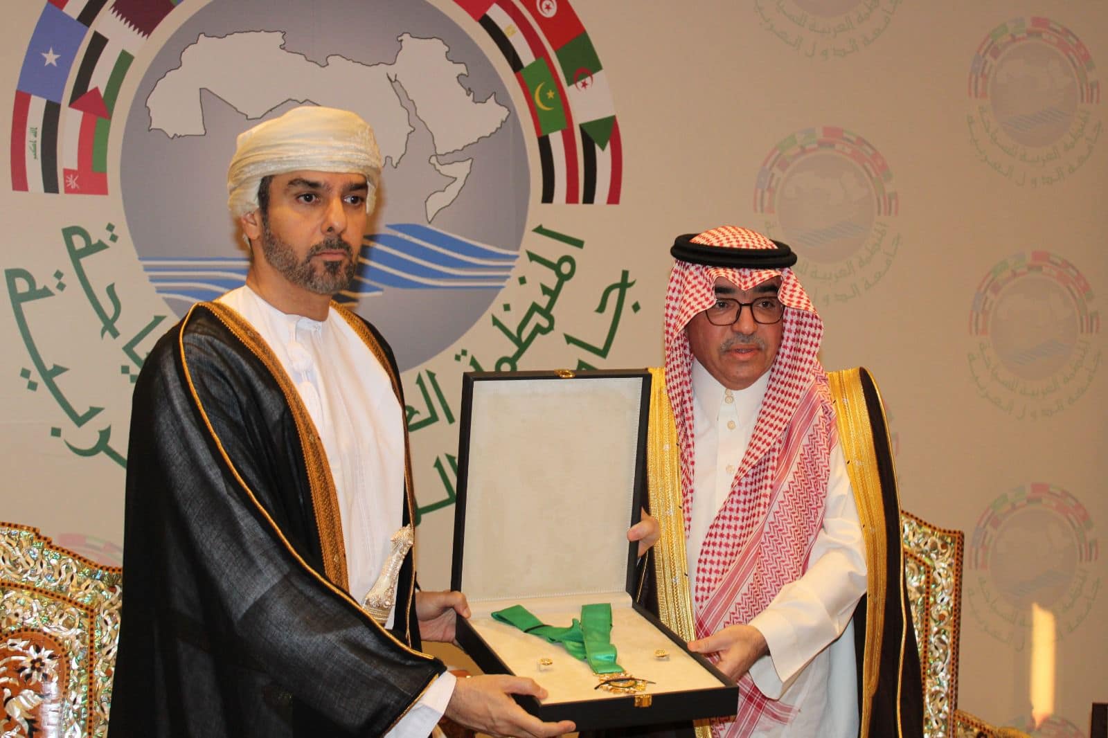 His Majesty Sultan Haitham bin Tarik receives the “Arab Tourism Necklace of Excellence” from the Arab Tourism Organization