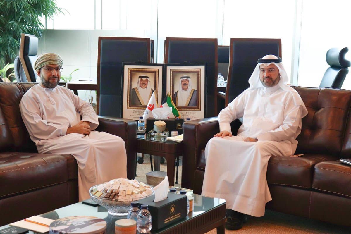 الكويت: سعادة سفير سلطنة عُمان يلتقي برئيس الهيئة العامة للطيران المدني