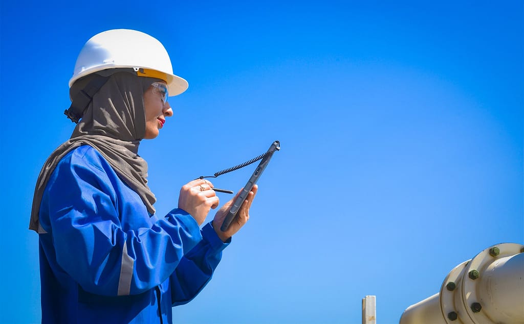 المرأة العُمانية في القطاعات غير التقليدية… شراكة معرفية تصنع اقتصاد المستقبل