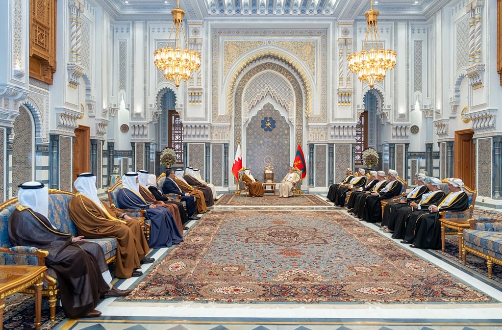 جلالةُ السُّلطان المعظّم يستقبلُ وليَّ عهد مملكة البحرين