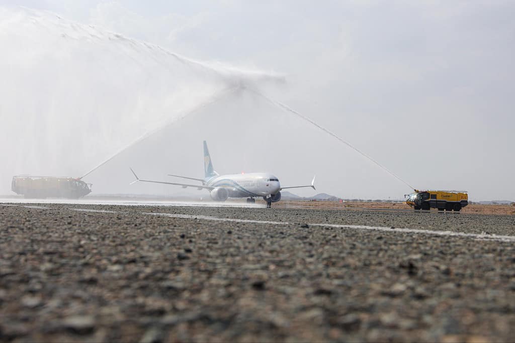 جدة: القنصل العام يستقبل أول رحلة للطيران العماني إلى الطائف