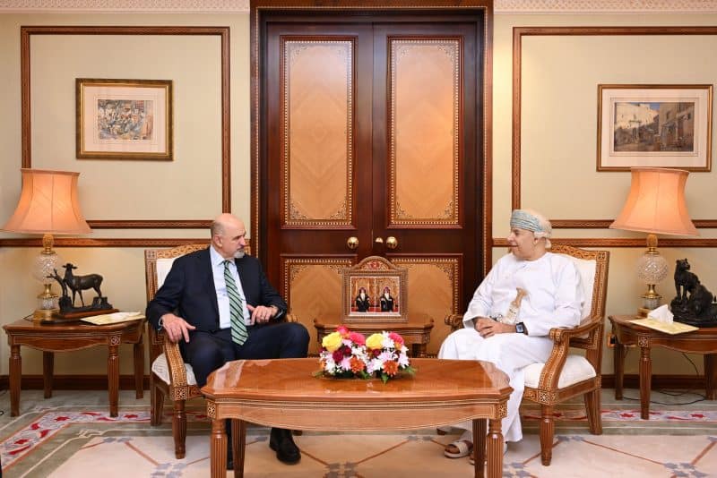 سعادة الشيخ وكيل وزارة الخارجية للشؤون الإدارية والمالية يتسلم نسخة من أوراق اعتماد سعادة أستراليا المعيّن