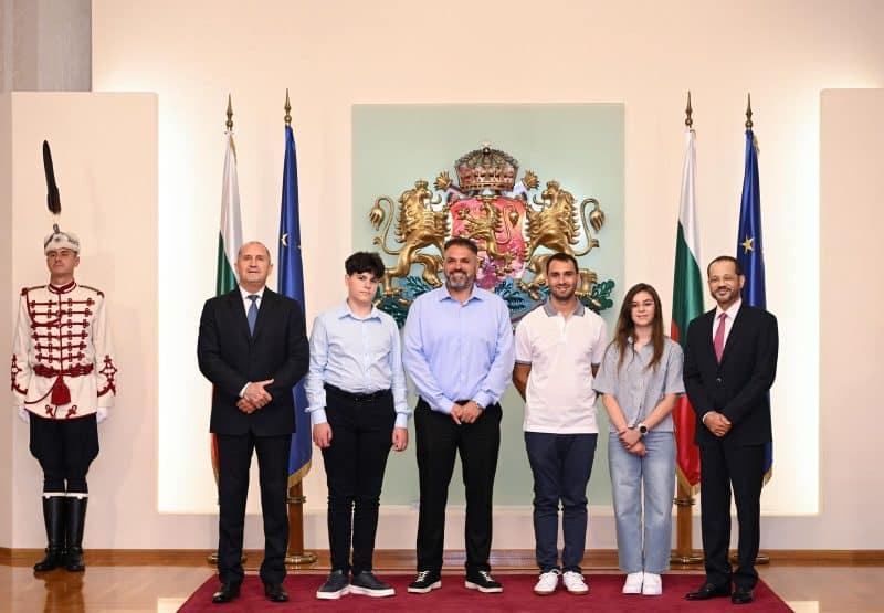 الرئيس البلغاري يقلد معالي السيد وزير الخارجية وسام الشرف لرئيس الجمهورية