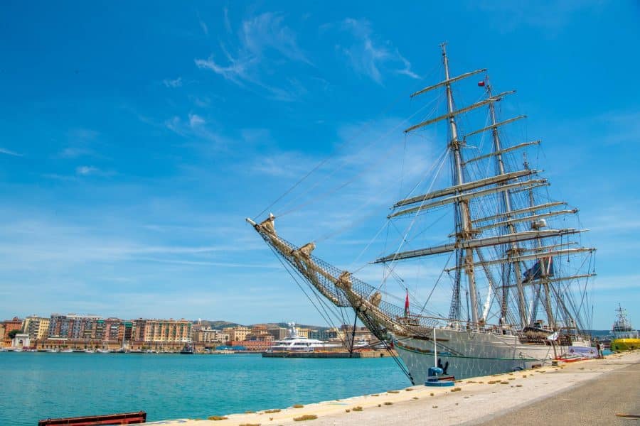 إيطاليا: السفينة "شباب عُمان الثانية" ترسو في ميناء شيفتافيكيا الإيطالي ضمن رحلتها الدولية "أمجاد البحار 2025"