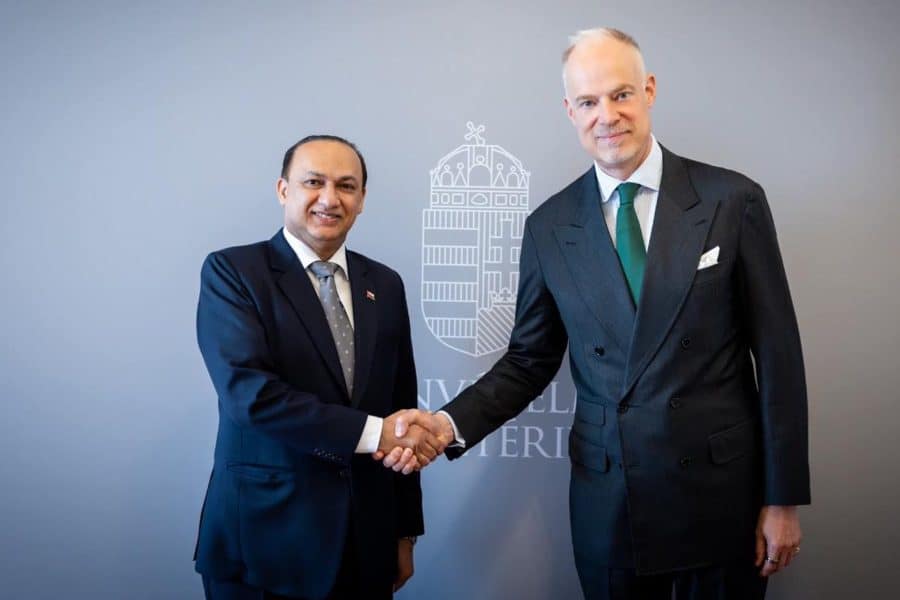 المجر: وزير Hungary: Defence Minister receives Omani Ambassadorالدفاع يستقبل السفير العماني