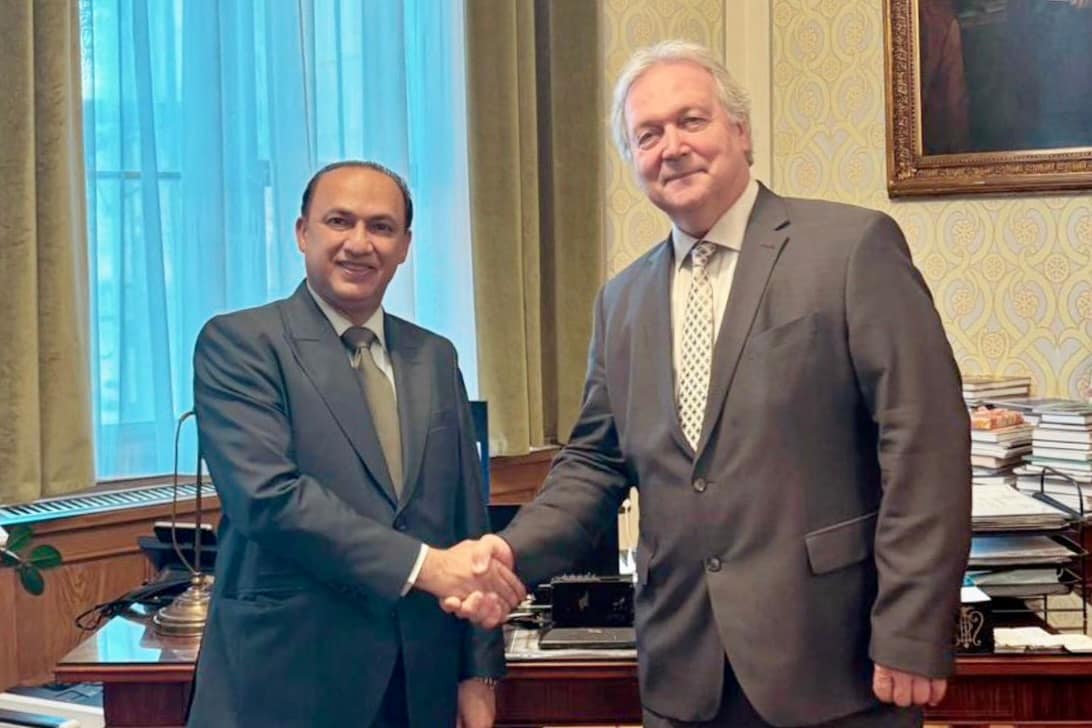 سفير سلطنة عُمان في المجر مع رئيس الأكاديمية المجرية للعلوم