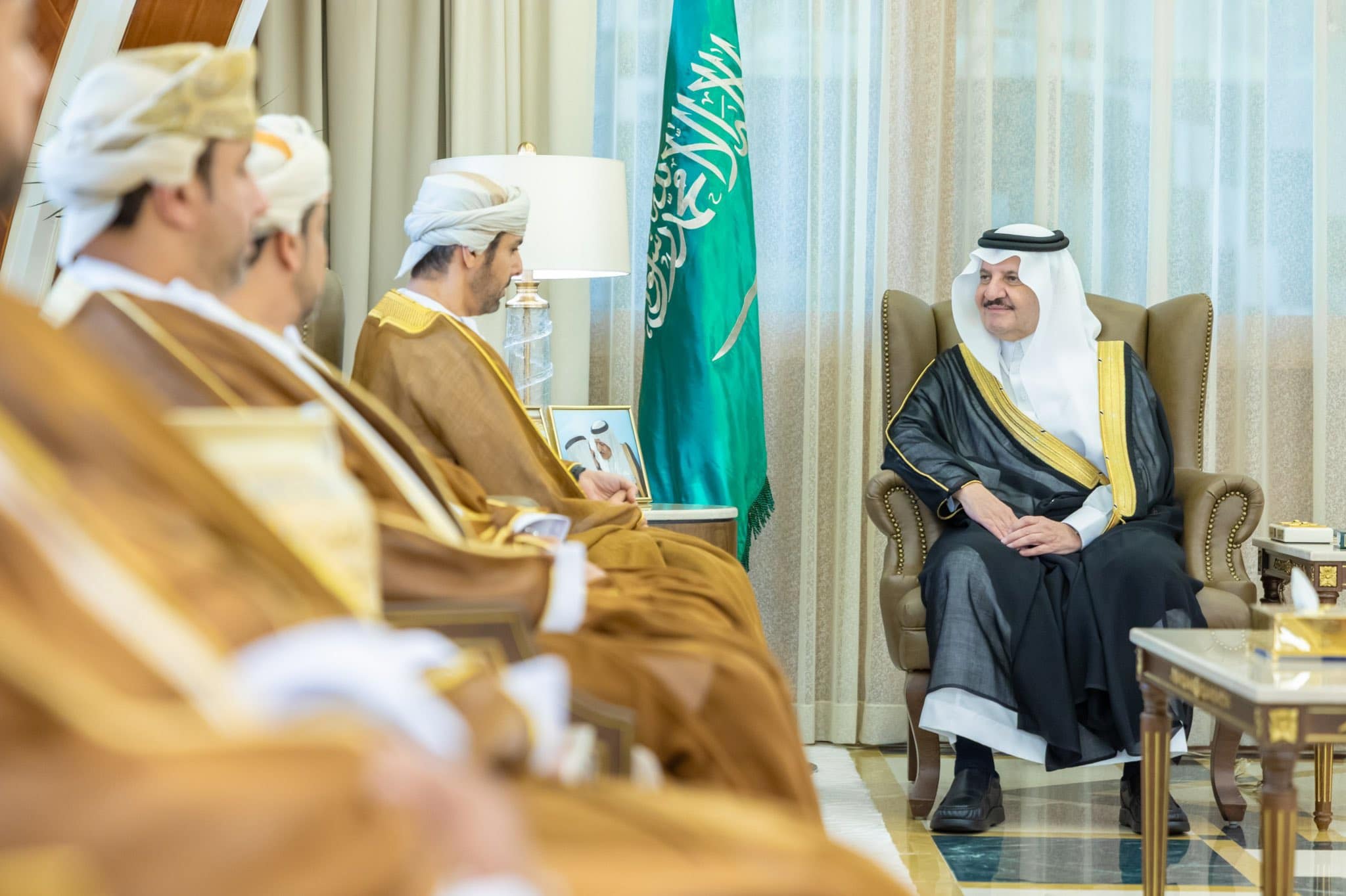 السعودية: أمير المنطقة الشرقية يستقبل سفير سلطنة عمان