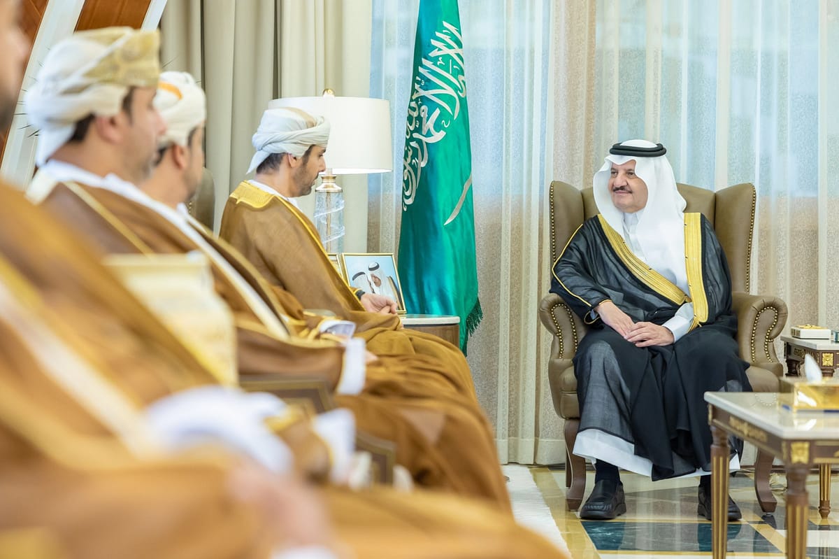 السعودية: أمير المنطقة الشرقية يستقبل سفير سلطنة عمان