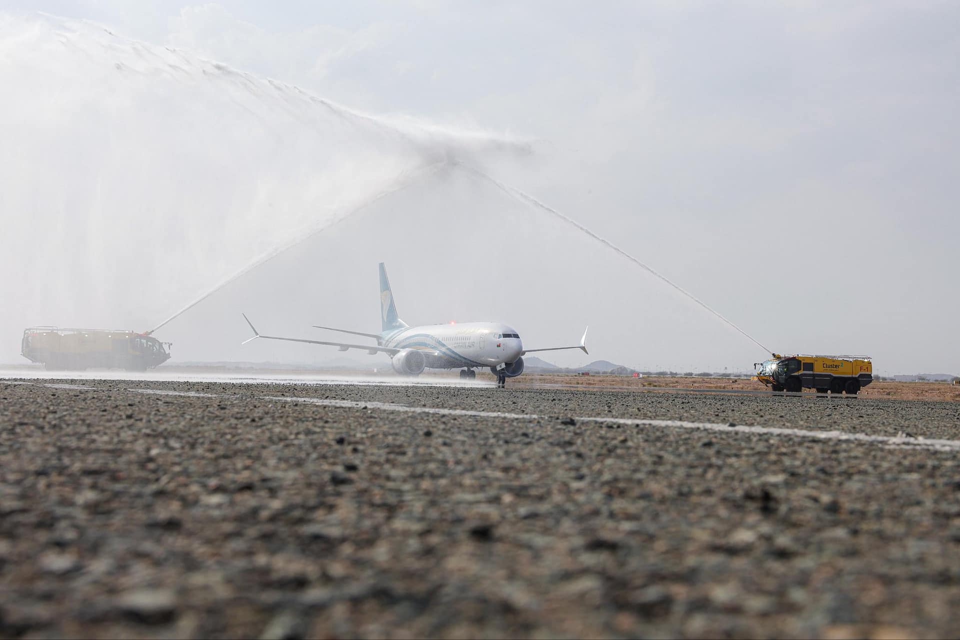 جدة: القنصل العام يستقبل أول رحلة للطيران العماني إلى الطائف