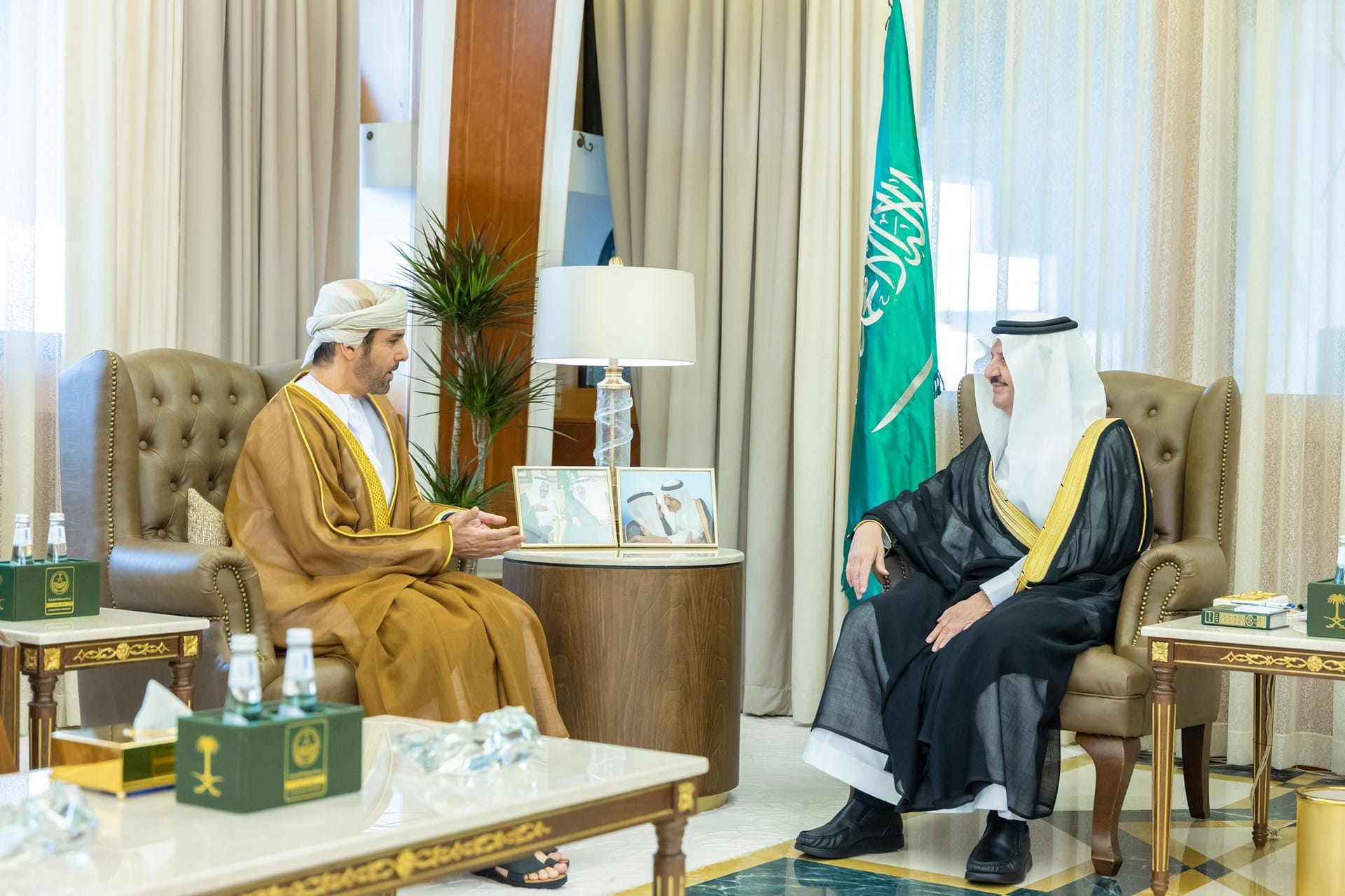 السعودية: أمير المنطقة الشرقية يستقبل سفير سلطنة عمان